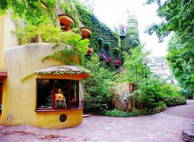 Totoro vous accueille à l'entrée du musée Ghibli