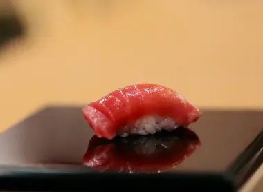 El sushi preparado por el chef Jiro Ono es tan bello como una joya.