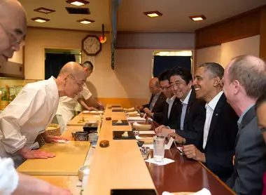 El presidente estadounidense Barack Obama y el primer ministro japonés Abe Shinzo comiendo en el Sukiyabashi Jiro en 2004.