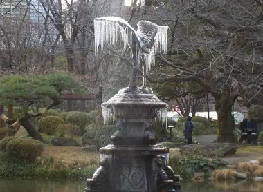 Au cœur de l'hiver, la fontaine se couvre de gel au parc Hibiya