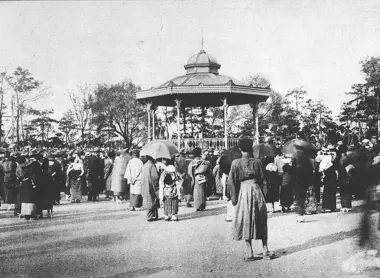 Le kiosque à musique du parc Hibiya en 1909 