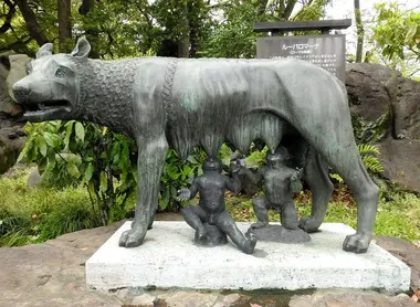La Louve Capitoline du parc Hibiya offerte par les autorités italiennes au Japon en 1952