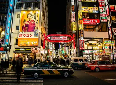 Le quartier de Shinjuku (Kabukicho) à Tokyo de nuit