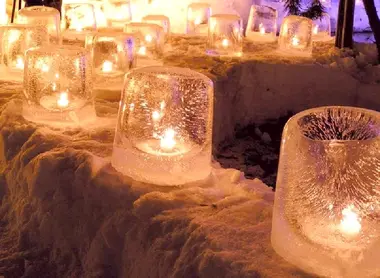 Certaines illuminations sont simplement posées sur la glace