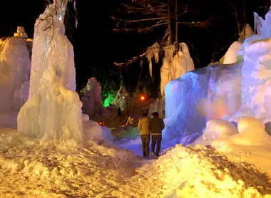 Un parcours a été aménagé dans la glace