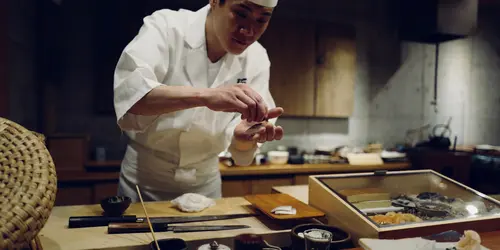 Sushi-Meister in einem Restaurant in Tokio