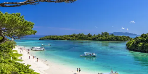 De toutes les plages d’Okinawa, celle de Kabira sur l’île d’Ishigaki fait sans aucun doute partie des plus magiques. Barrière de coraux, sable fin et eau turquoise, un véritable petit paradis !