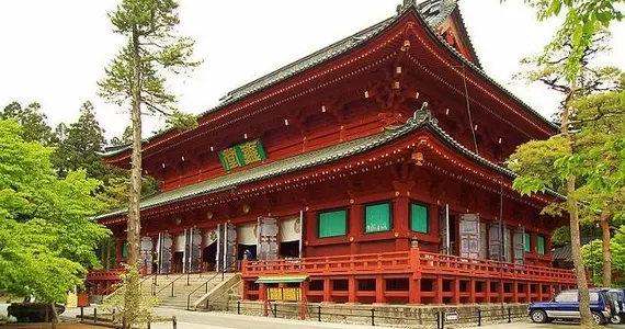 La entrada principal, Sanbutsudo, del templo Rinno-ji. 