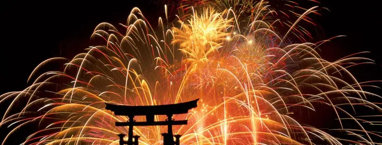 Feux d'artifices "hanabi" près du sanctuaire d'Itsukushima à Miyajima. 